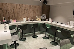 Honey Bee・ハニービー - 新橋・烏森口のガールズバー 店舗写真