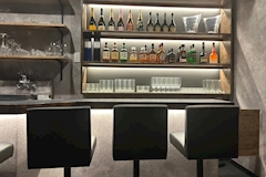 QUEEN West・クイーンウエスト - 神田のガールズバー 店舗写真