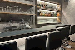 QUEEN West・クイーンウエスト - 神田のガールズバー 店舗写真