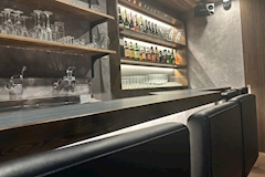 QUEEN West・クイーンウエスト - 神田のガールズバー 店舗写真