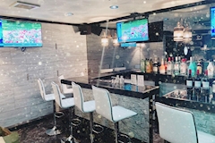 ダーツ＆カラオケ＆ガールズ Bar ペンギン 八丁堀店 - 八丁堀のガールズバー 店舗写真