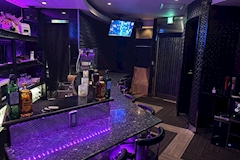 Girls bar 悪魔狂・アクマニア - 新宿 歌舞伎町のガールズバー 店舗写真
