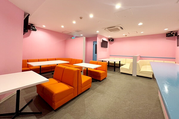 推しをつくってみませんか？の店内のテーブル席