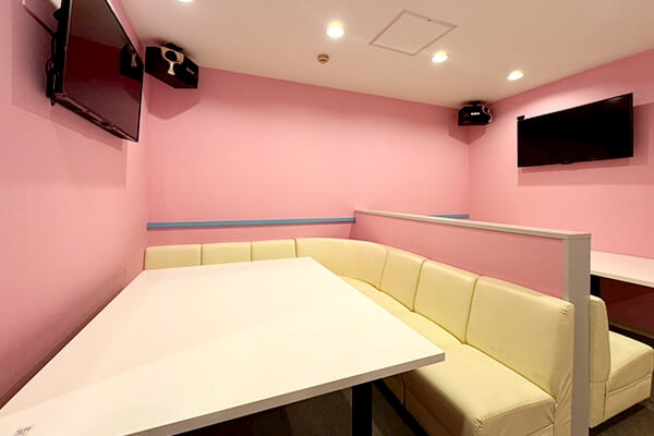 推しをつくってみませんか？の店内のソファ席