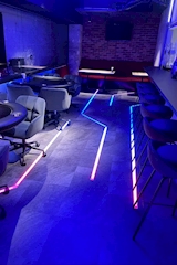 隠しステージ with MUSASHI POKER ROOM 神田店・カクシステージ - 神田のコンカフェ 店舗写真