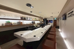 BAR OLris・バーオルリス - 梅田のガールズバー 店舗写真