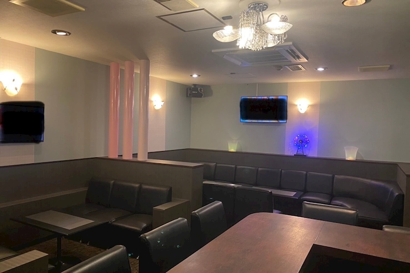 こじかフェの店内のボックス席