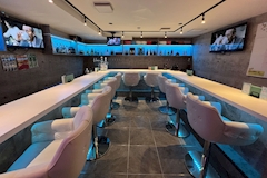 Girls Lounge WHITE・ホワイト - 本厚木駅北口のガールズバー 店舗写真