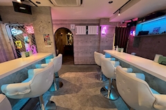 Girls Lounge WHITE・ホワイト - 本厚木駅北口のガールズバー 店舗写真