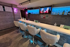 Girls Lounge WHITE・ホワイト - 本厚木駅北口のガールズバー 店舗写真