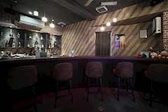 Girls Lounge WHITE・ホワイト - 本厚木駅北口のガールズバー 店舗写真