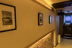 Leala・レアラ - 西新宿 小滝橋通りのパブ/スナック 店舗写真