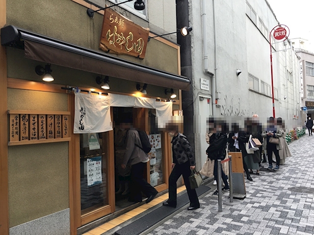 新宿で行列のできる人気のラーメン屋