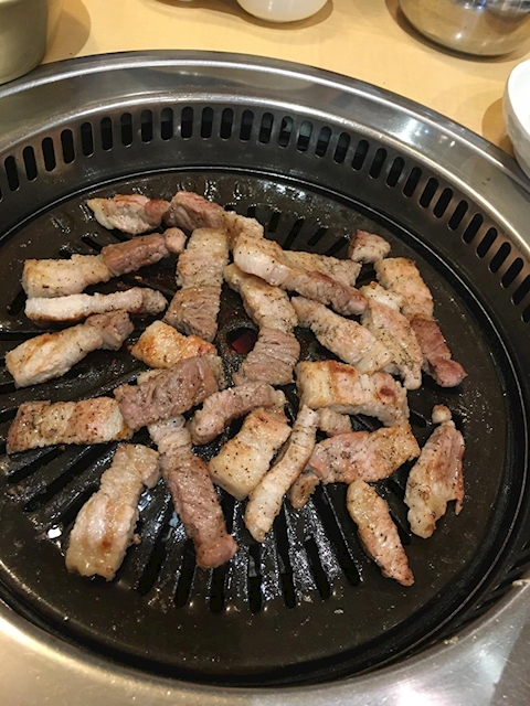 新大久保の韓国料理店の細かくカットされたサムキョプサル美味しい