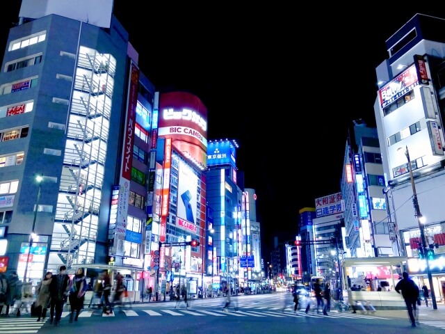 夜の繁華街
