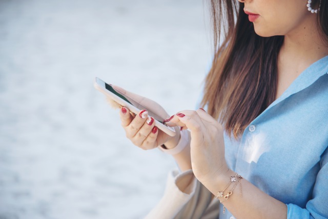 スマホを触っている女性