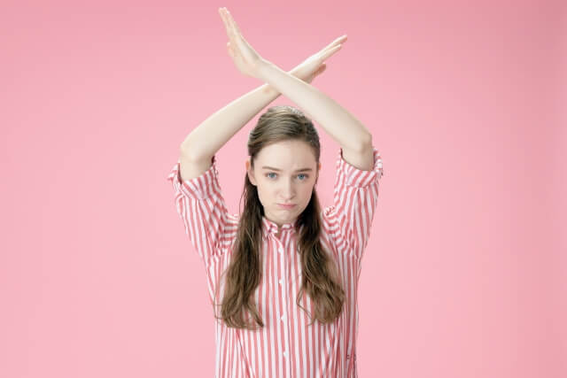 NGサインを出す外国人女性