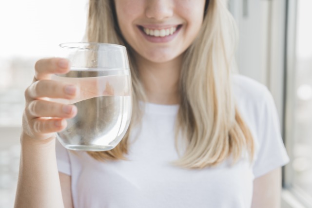お水を持っている外国人女性