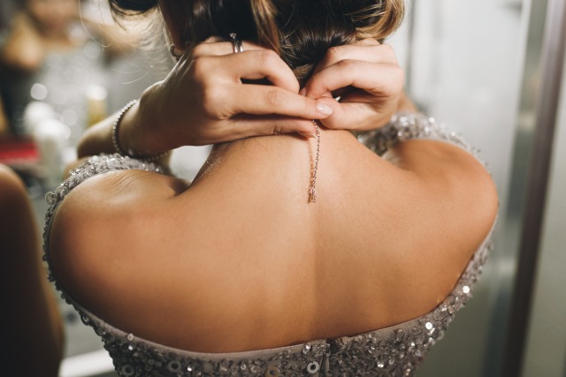 ネックレスを付けている女性