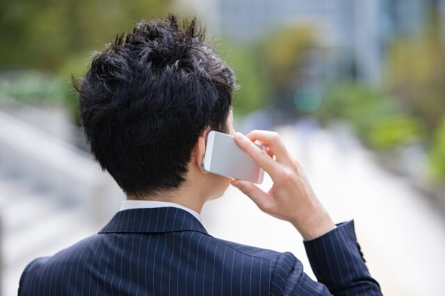 営業電話をしている男性