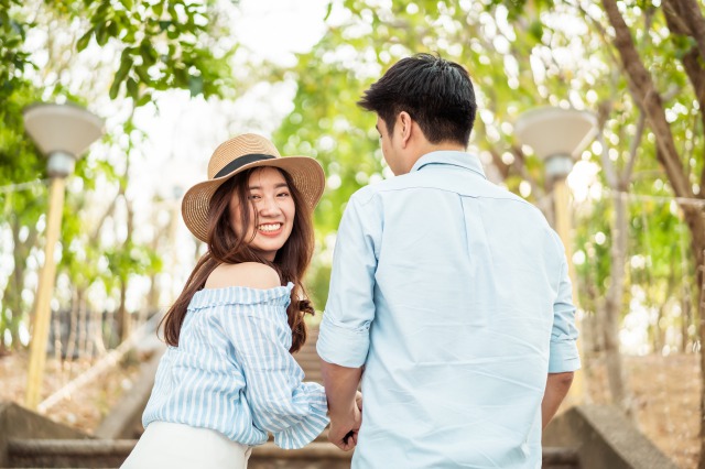 笑顔で振り向く女性