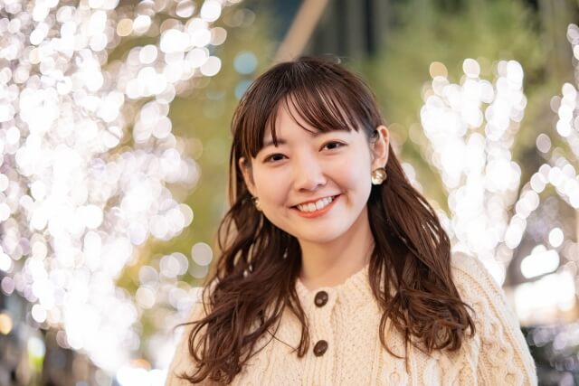 笑顔で微笑んでいる女性