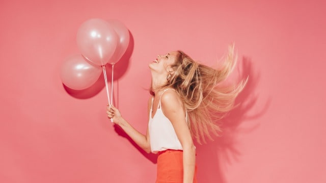 風船を持っている外国人女性