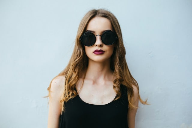 クールな外国人女性