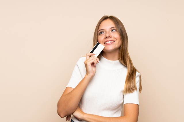 クレジットカードを持っている女性