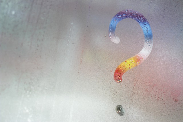 窓ガラスに描かれたはてなマーク