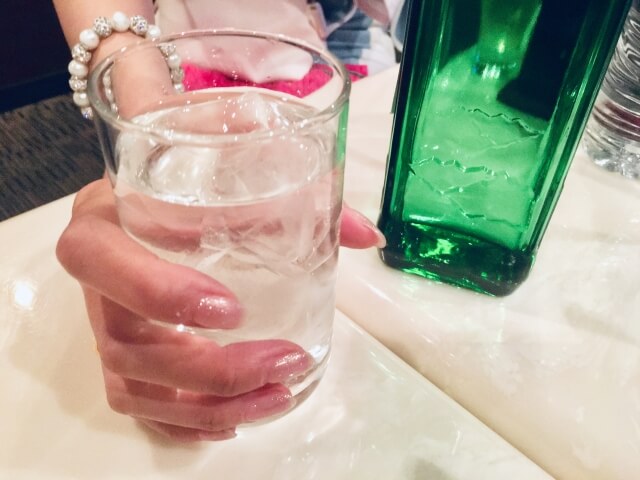 キャバクラでお酒を提供する女性