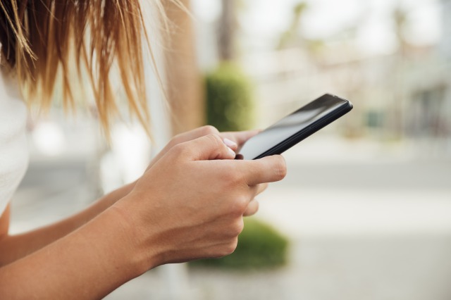 スマホを見ている女性